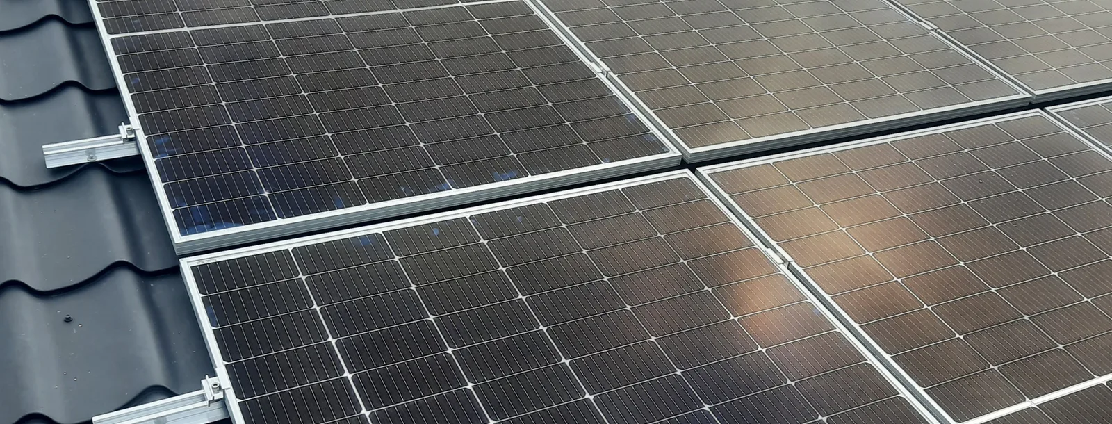 Solarni paneli na krovu s crijepom, izbliza