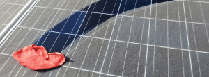 Čišćenje prljavih solarnih panela krpom i vodom