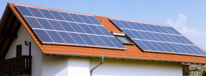 Očišćeni solarni paneli na kući