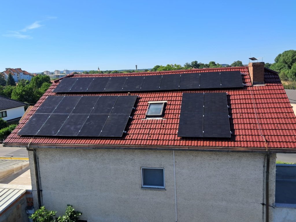 Krov obiteljske kuće u Čakovcu s crnim solarnim modulima raspoređenima oko krovnog prozora